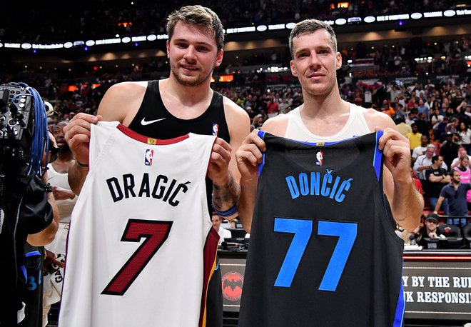 Luka Dončić (levo) in Goran Dragić sta si kot velika prijatelja izmenjala svoji majici. FOTO: USA Today