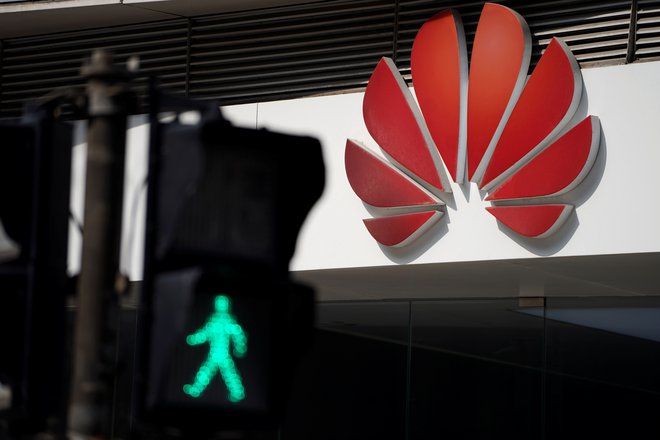 Lani je Huawei s prodajo svojih izdelkov prestopila čarobno mejo 100 milijard dolarjev. FOTO: Aly Song/Reuters