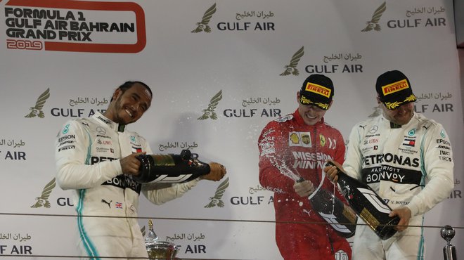 Mercedesova zvezdnika Lewis Hamilton (levo) in Valtteri Bottas (desno) sta se strinjala, da bi si zmago včeraj v Bahrajnu zaslužil Ferrarijev dirkač Charles Leclerc. FOTO: AFP