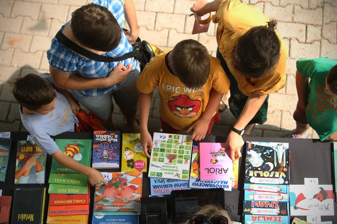 Na bogatem trgu otroške in mladinske literature vsako leto izide okoli 800 novih naslovov. FOTO: Jure Eržen/Delo