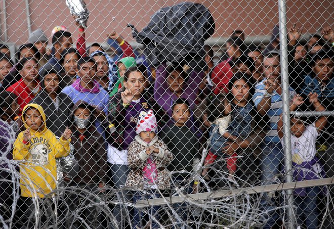 Na mejni prehod El Paso v Teksasu se je zgrnilo na stotine ljudi iz Srednje Amerike, ki si želijo azil zaradi razmer v domačih državah. Foto Reuters