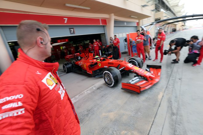 Mick Schumacher je danes malo po 8. uri pripeljal iz Ferrarijeve garaže v Sakhirju. FOTO: Reuters