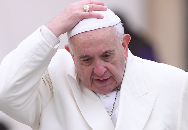Dvainosemdesetletni papež Frančišek se kljub letom pomenkom o spolnosti ne izogiba. FOTO: Alberto Lingria/Reuters