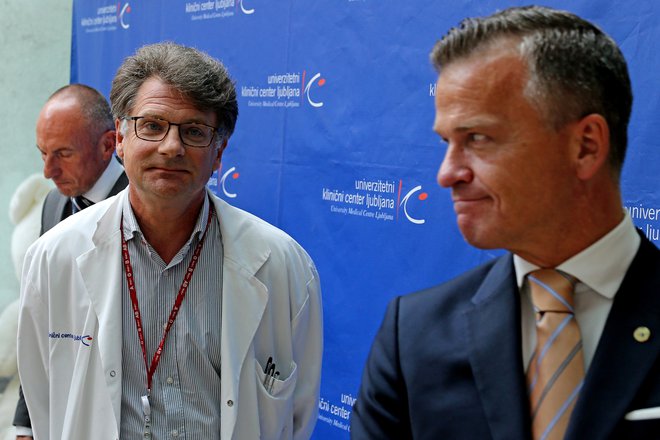 Teodor Žepič (desno) z Alešem Šabedrom in Janezom Jazbecem na lanski tiskovni konferenci Pediatrične klinike. FOTO: Tomi Lombar/Delo