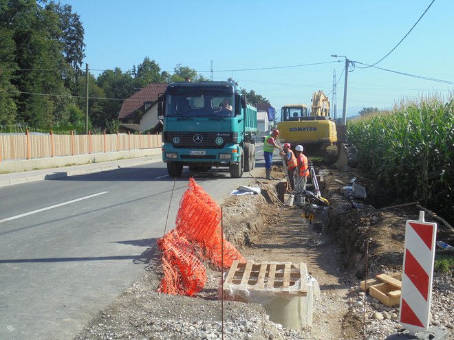 Gradnjo kanalizacije spremljajo zapore. FOTO: Janez Petkovšek/Delo