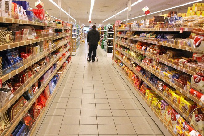 Žal večina potrošnikov ne razume ali ne opazi podatkov o hranilni vrednosti ali pa jih primerjava med izdelki niti ne zanima. FOTO: Igor Zaplatil/Delo