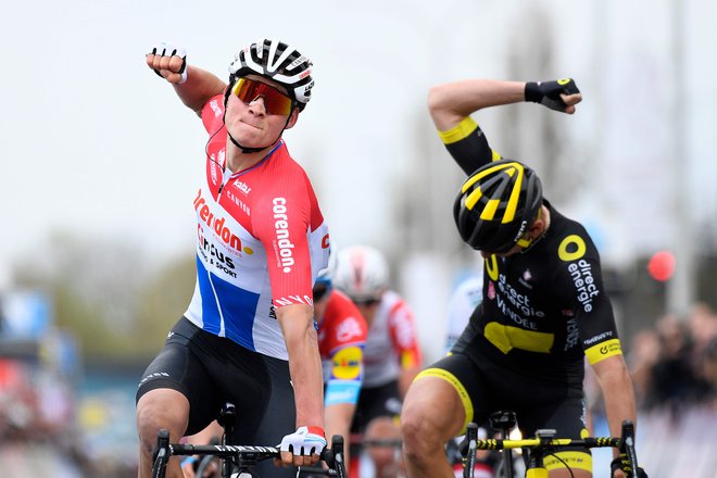 Mathieu van der Poel je zmagoslavno vzdignil roko v zrak, drugi Anthony Turgis je z njo jezno udaril po krmilu. FOTO: AFP