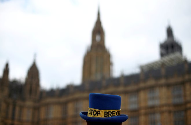 Protestnik proti brexitu pred parlamentom v Londonu. FOTO: Hannah Mckay/Reuters