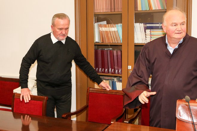 Peran Bošković s svojim zagovornikom, odvetnikom Milanom Krstićem. Foto Marko Feist