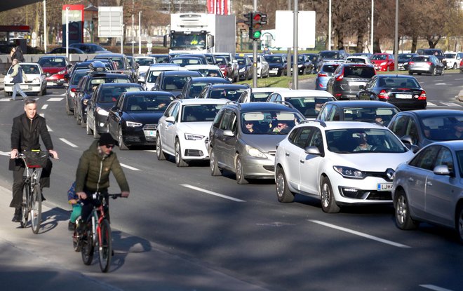 Starejšim voznikom največ težav pri vožnji povzročata pravilna nastavitev sedežnega položaja in namestitev vzvratnih ogledal. Foto Roman Šipić