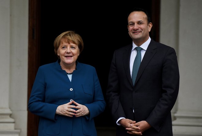 Irski premier Leo Varadkar in kanclerka Angela Merkel sta v Dublinu poudarila, da morata še naprej veljati sporazum, ki je končal dolgo obdobje nasilja, in integriteta skupnega evropskega trga. Foto: Reuters