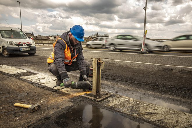 Ob popolni usklajenosti vseh deležnikov v prometu se bo mogoče izogniti prometnemu infarktu, med sanacijo Delavskega mostu bo usklajena tudi prometna ureditev na državnih cestah. FOTO: Voranc Vogel/Delo