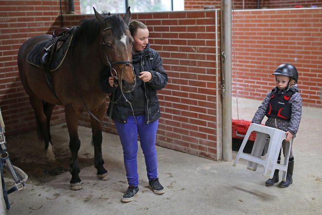 Pri večini ljudi je desna noga krepkejša od leve, zato je tudi odrivna pri vzpenjanju na konja FOTO Tomi Lombar