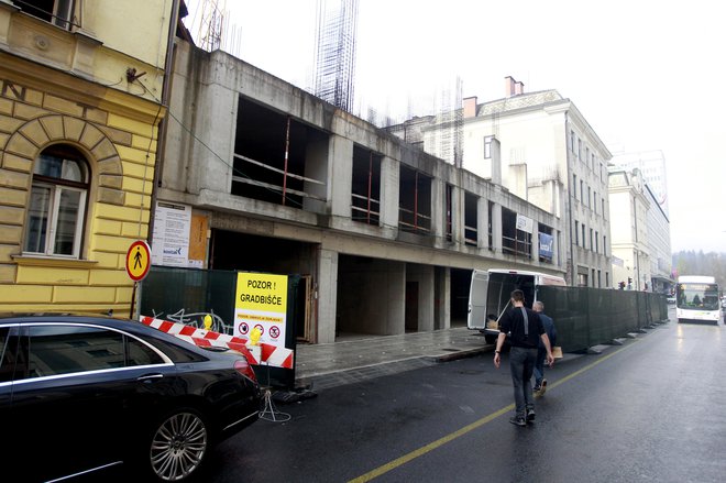 Pred dobrim mesecem so delavci gradbenega podjetja Kostak začeli z deli na nedokončani stavbi na Dalmatinovi. FOTO: Roman Šipić
