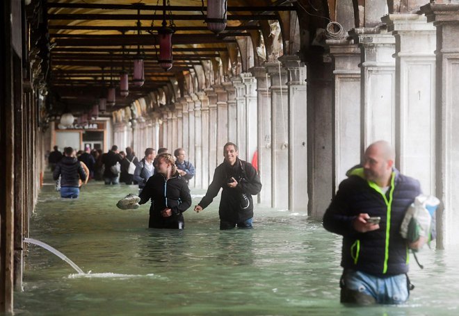 Poplave so v Benetkah pogoste, oktobra lani so bile pod vodo tri četrtine mesta. FOTO: AFP