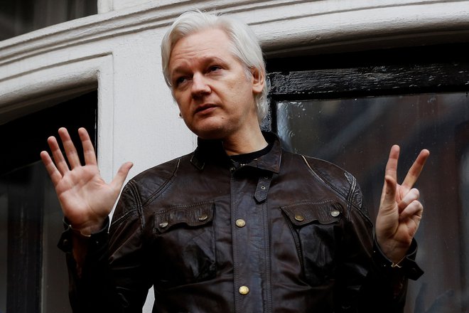 Julian Assange je na ekvadorskem veleposlaništvu že od leta 2012. FOTO: Peter Nicholls/Reuters