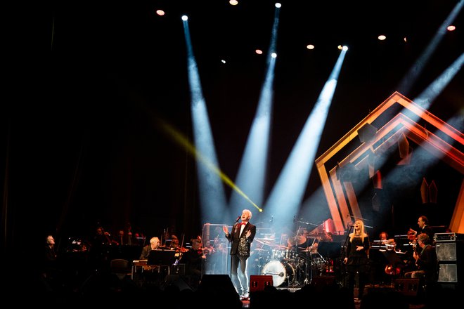 Andrejev koncert, ki ga 1500 obiskovalcev verjetno ne bo pozabilo. Sam s številnimi gosti, njegove pesmi, ki so jih izvajali drugi priznani bendi, in še marsikaj drugega v slabih treh urah. FOTO: Miro Majcen