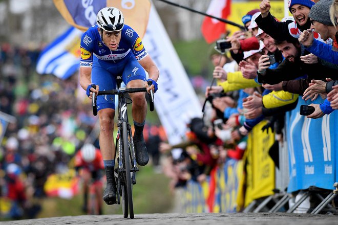 Niki Terpstra je pred množico navdušenih gledalcev lani že zgodaj uprizoril odločilni napad na Ronde. FOTO: AFP