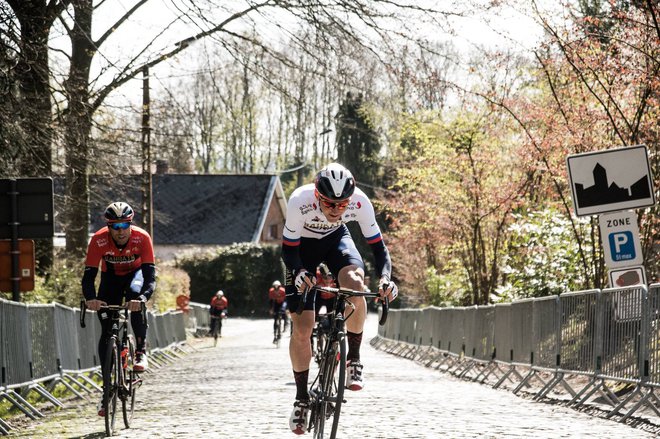 Matej Mohorič je včeraj s sotekmovalci preučil progo dirke po Flandriji. FOTO: Twila Federica Muzzi/Bahrain Merida