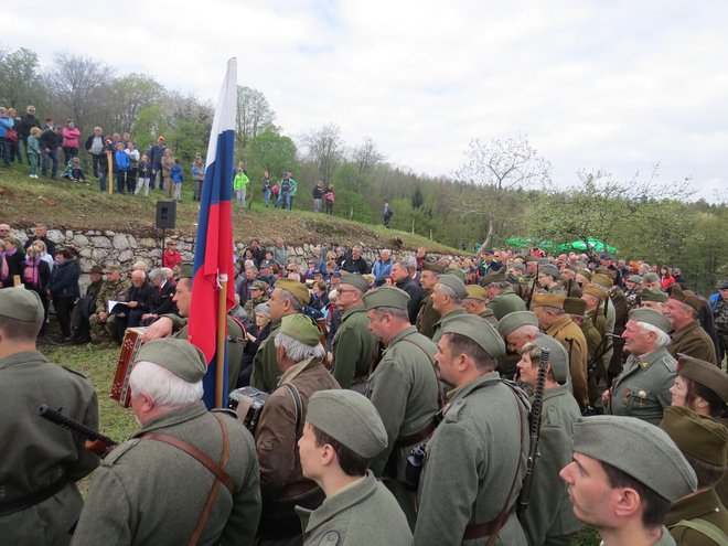 Velika množica ljudi se je danes udeležila spominskega dogodka v Hrastju pri Gracarjevem turnu. FOTO: Bojan Rajšek/Delo