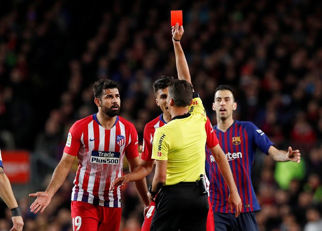 Diego Costa je tekmo končal v 28. minuti, ko mu je sodnik Jesus Gil Manzano pokazal rdeči karton zaradi izrečenih kletvic. ​FOTO: Reuters