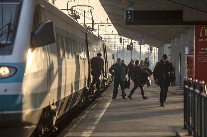 Sama z mladci na mednarodnem vlaku za Dunaj nisem bila v nikakršni povezavi. FOTO: Voranc Vogel/delo