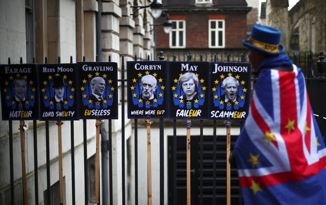 Tudi politično krizo na Otoku politiki EU spremljajo z zaskrbljenostjo, a tudi razumevanjem. FOTO: Hannah Mckay/Reuters
