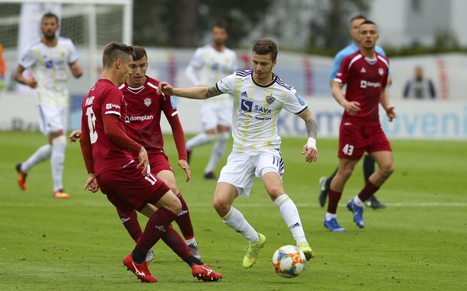 Luki Zahoviću je proti Triglavu manjkal le gol, da bi nagradil svojo igro. FOTO: Jože Suhadolnik/Delo