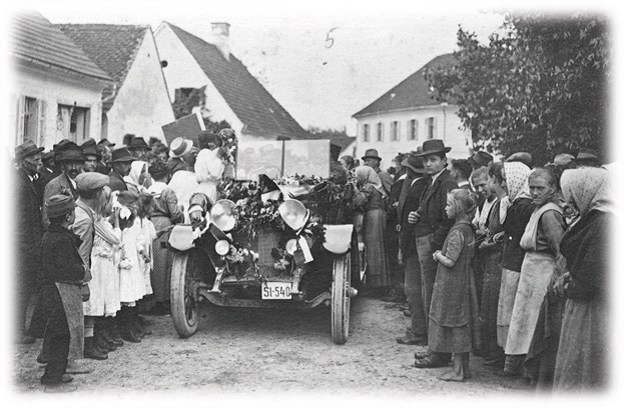 Apaški Nemci 5. avgusta 1920 pozdravljajo razmejitveno komisijo. FOTO: Deželni arhiv avstrijske Radgone (Stadtarchiv Bad Radkersburg)<br />
<br />
&nbsp;