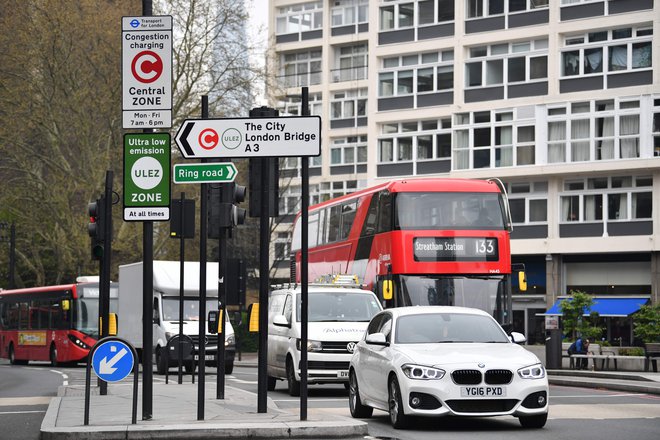 V Londonu želijo z novo dajatvijo za avtomobile z veliko izpusti izboljšati kakovost zraka. FOTO: AFP