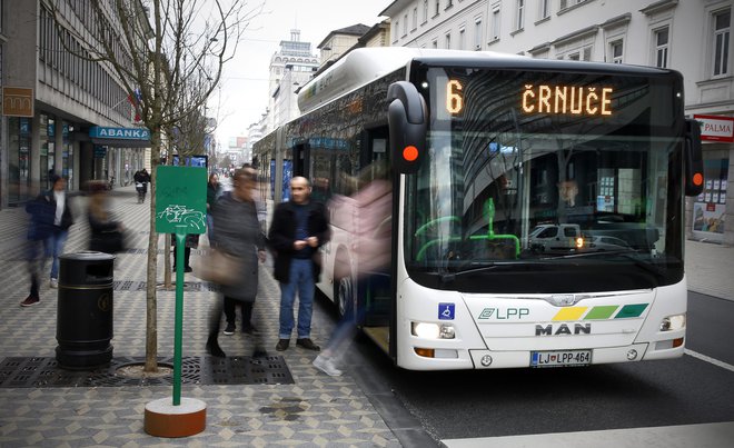 S 1. aprilom se je podražil tudi prevoz z ljubljanskim potniškim prometom. Foto Blaž Samec/delo