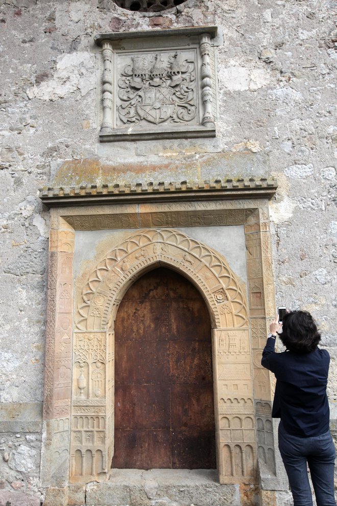 Mojster Gregor Ruckhenstain je v cerkvi na Dvoru vklesal enega najbolj okrašenih glavnih portalov leta 1544. FOTO Mavric Pivk/Delo