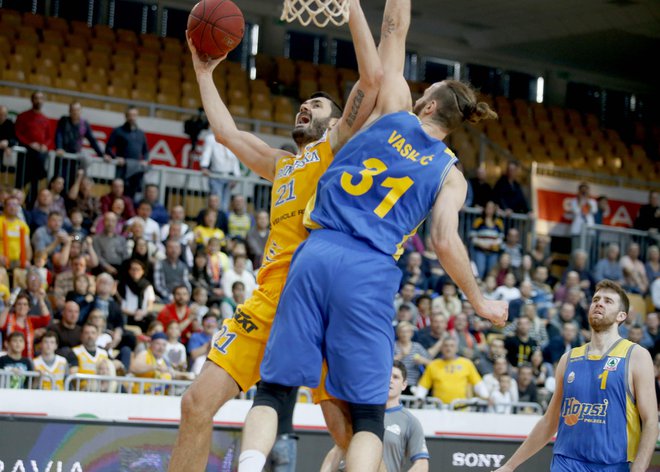 MVP finala 2. lige ABA Marko Jagodić Kuridža (z žogo) je bil vnovič učinkovit. FOTO: Roman Šipić