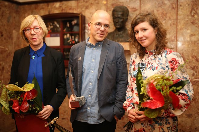 Trojec nagrajencev: Darja Dominkuš, Nejc Gazvoda in Ana Obreza. FOTO: Tomi Lombar/Delo