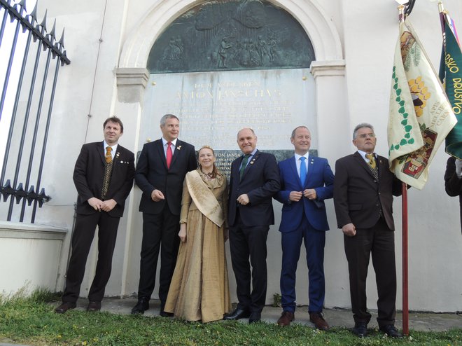 Z leve proti desni: predsednik Čebelarske zveze Slovenije Boštjan Noč, predsednik DZ Dejan Židan, medena kraljica Slovenije Valentina Marinčič, Wolfgang Sobotka in župan Žirovnice Leopold Pogačar. FOTO: Boris Čibej/Delo