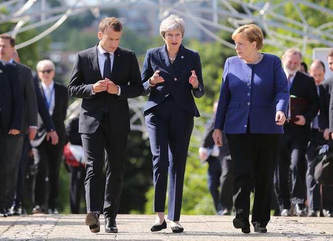 Emmanuel Macron, Theresa May in Angela Merkel se vsak po svoje zavedajo posledic, ki bi jih prinesla ponovna preložitev brexita. FOTO: Reuters