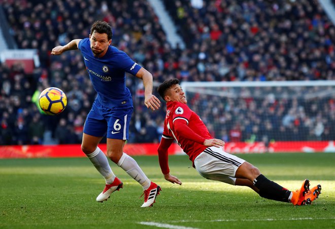 Nogometaš Chelseaja Danny Drinkwater, levo, se ni držal svojega priimka in se ga je napil. FOTO: Reuters