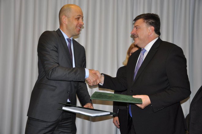 Po podpisu pogodba sta si predsednik uprave podjetja CGP Martin Gosenca in župan Peter Verlič močno segla v roke. Foto Bojan Rajšek