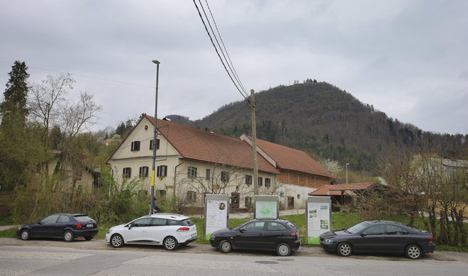 Zaparkirano središče Šmartnega pod Šmarno goro. FOTO Jože Suhadolnik/Delo