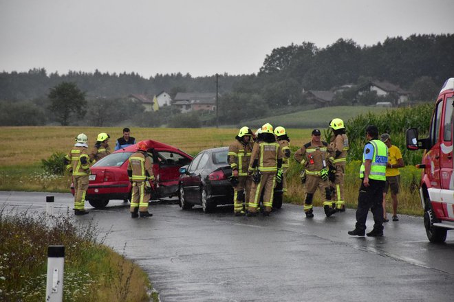 Črna skrinjica v avtomobilih je dobrodošla pri ugotavljanju okoliščin prometne nesreče, vendar bi moralo biti voznikom, in ne avtomobilskim proizvajalcem, zagotovljeno svobodno odločanje o tem, kdo in za kakšne namene lahko dostopa do teh podatkov. FOTO: Oste Bakal/Delo