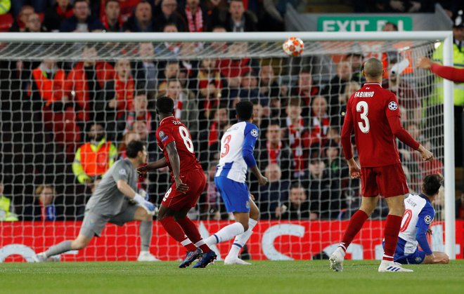 Naby Keita (levo) je že v 5. minut dvignil na noge navijače Liverpoola. FOTO: Reuters