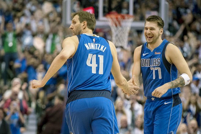 Predaja štafete pri Dallasu, Dirk Nowitzki ekipo, za katero je igral 21 let, prepušča Luki Dončiću. FOTO: Usa Today Sports