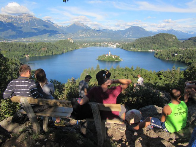 Med obiskovalci je tudi po zaslugi instagrama priljubljena točka Ojstrica, od koder se odpira lep pogled na jezero, otok in grad. FOTO: Blaž Račič