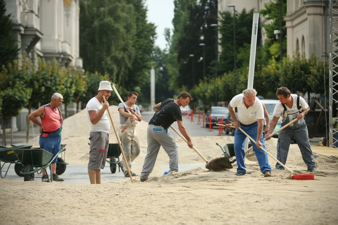 Ugodna gospodarska rast je lani izboljšala statistiko zaposlovanja. FOTO: Jure Eržen/Delo