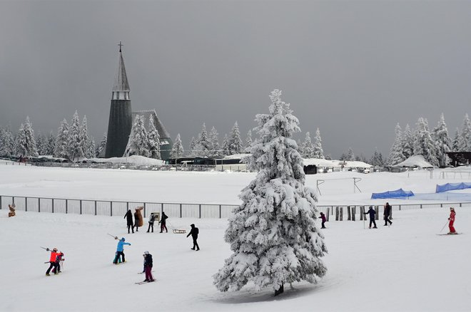 Na Rogli spet sneži, a so v petek žičnice ustavili. FOTO: Brane Piano