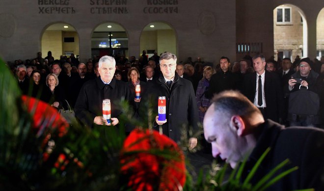 Hrvaški premier Andrej Plenković in nekdanji hrvaški član predsedstva BiH Dragan Čović leta 2017 med spominsko slovesnostjo padlim hrvaškim borcem v Mostarju. FOTO: Elvis Barukčić/AFP