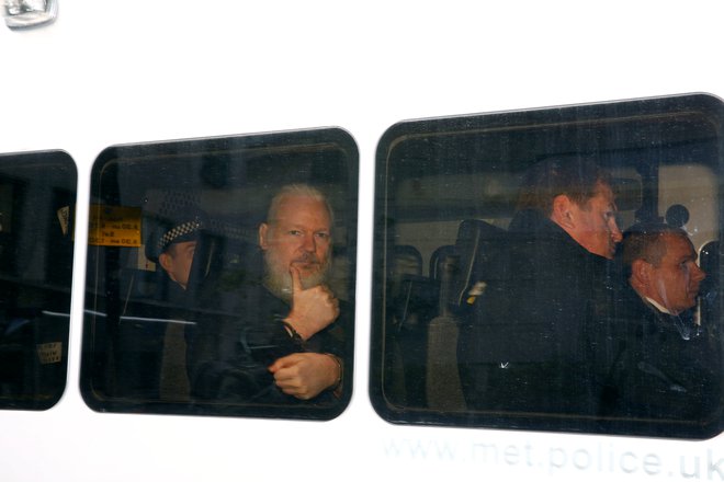 Assange se je na današnjem zaslišanju izrekel za nedolžnega glede očitkov izogibanja sodišču. FOTO: Henry Nicholls/Reuters