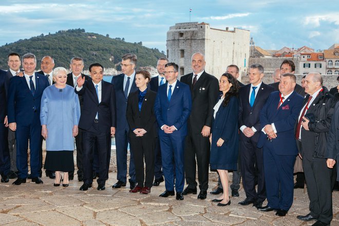 &raquo;Slovenija ima do pobude pasu in poti pozitivno stališče. Vidimo, da je to pot, kajti tudi mi imamo, denimo, pristanišče Koper kot okno v Evropo, ki bi lahko bilo za Kitajsko zanimivo,&laquo; meni Marjan Šarec (v prvi vrsti na sredini). FOTO: Božo Radić/Cropix