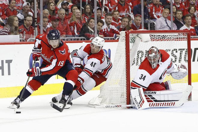 Nicklas Backstrom je bil junak prvakov, ki so z zmago začeli obrambo naslova v NHL. FOTO: Reuters