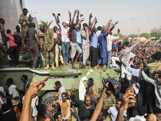 Protestniki so ob razglasitvi odstavitve Baširja na ulicah sudanske prestolnice množično slavili, a se je navdušenje hitro poleglo. FOTO: AFP